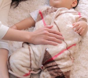 赤ちゃんスリーパーの着る毛布の画像