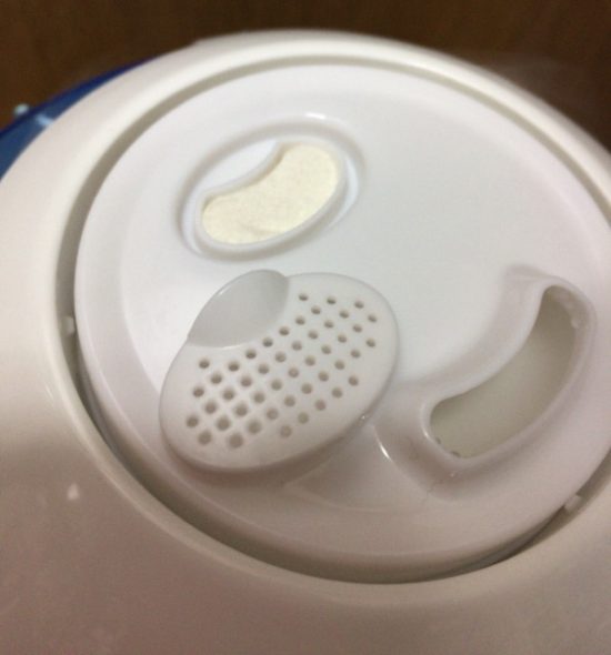超音波式加湿器のアロマオイルをたらす部分画像