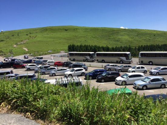 車山肩ニッコウキスゲ駐車場混雑状況2018年7月24日午後13時ごろの画像